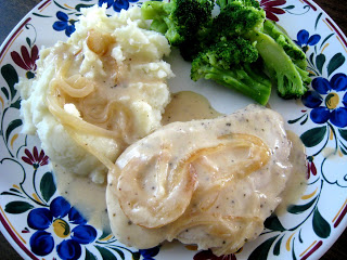 A plate of mashed potatoes and chicken