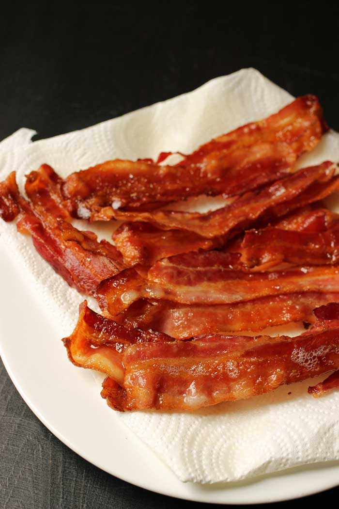 cooked bacon on paper toweling