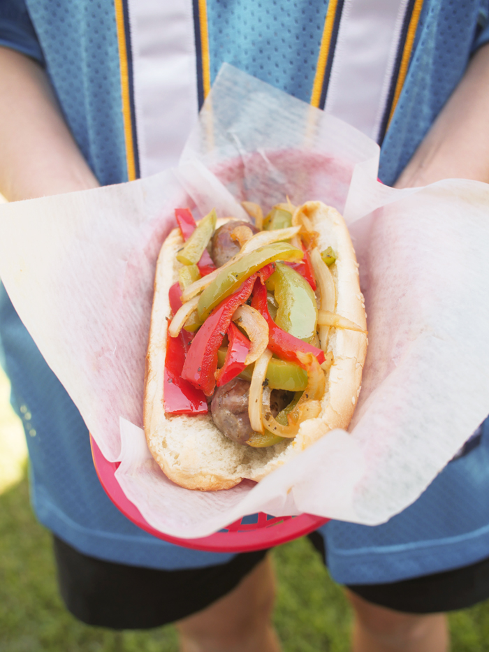 realização de bratwurst com pimentões e cebolas