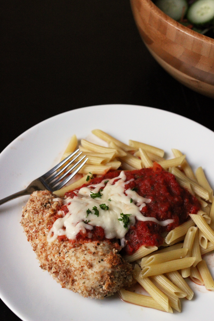 A plate of pasta with chicken parmesan