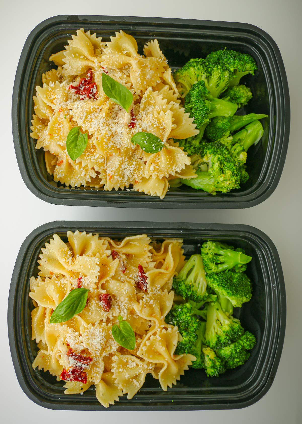 brie and tomato pasta meal prep.