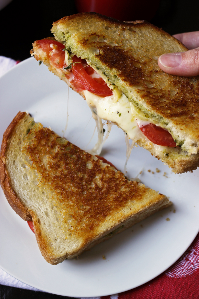 grilled cheese sandwich with tomato and pesto