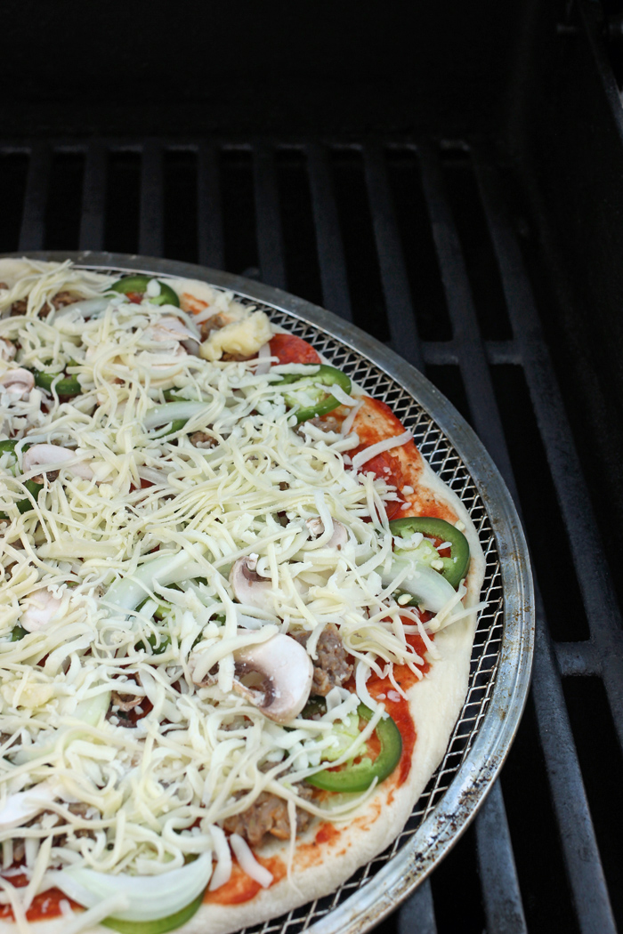 https://goodcheapeats.com/wp-content/uploads/2012/05/uncooked-pizza-on-the-grill.jpg