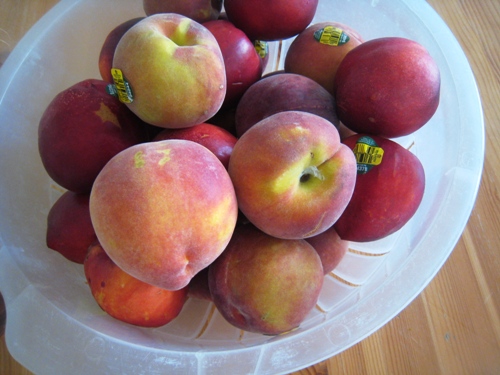 A bowl of peaches