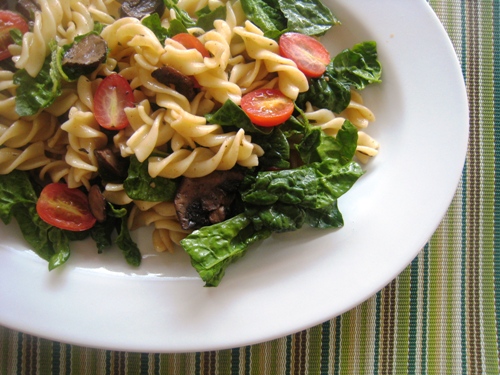 spinach salad with pasta and mushrooms