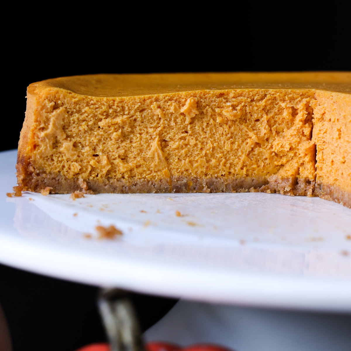 https://goodcheapeats.com/wp-content/uploads/2013/11/cut-side-pumpkin-cheesecake.jpg