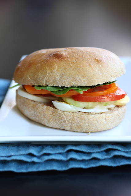 Un primo piano di un panino seduto sulla cima di un tavolo