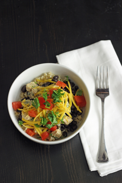 Bol de riz au poulet à la coriandre avec fourchette et serviette