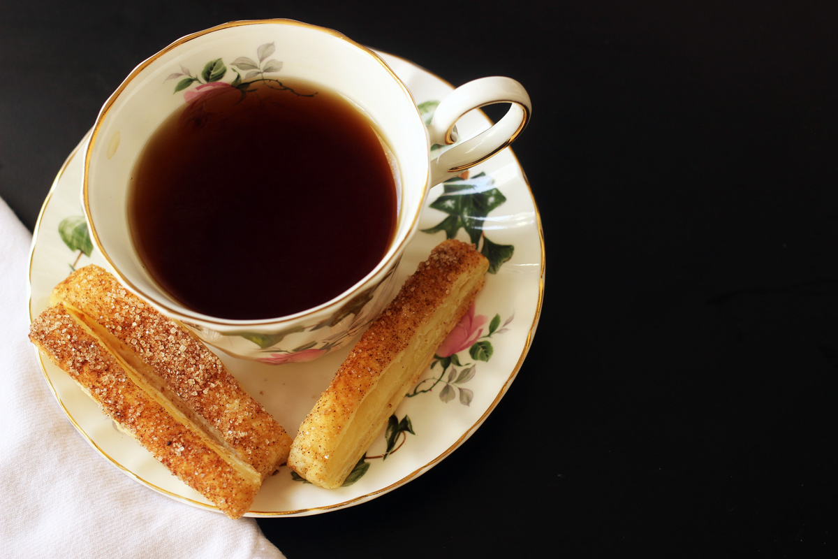 Tasse Tee mit Puffs auf Untertasse