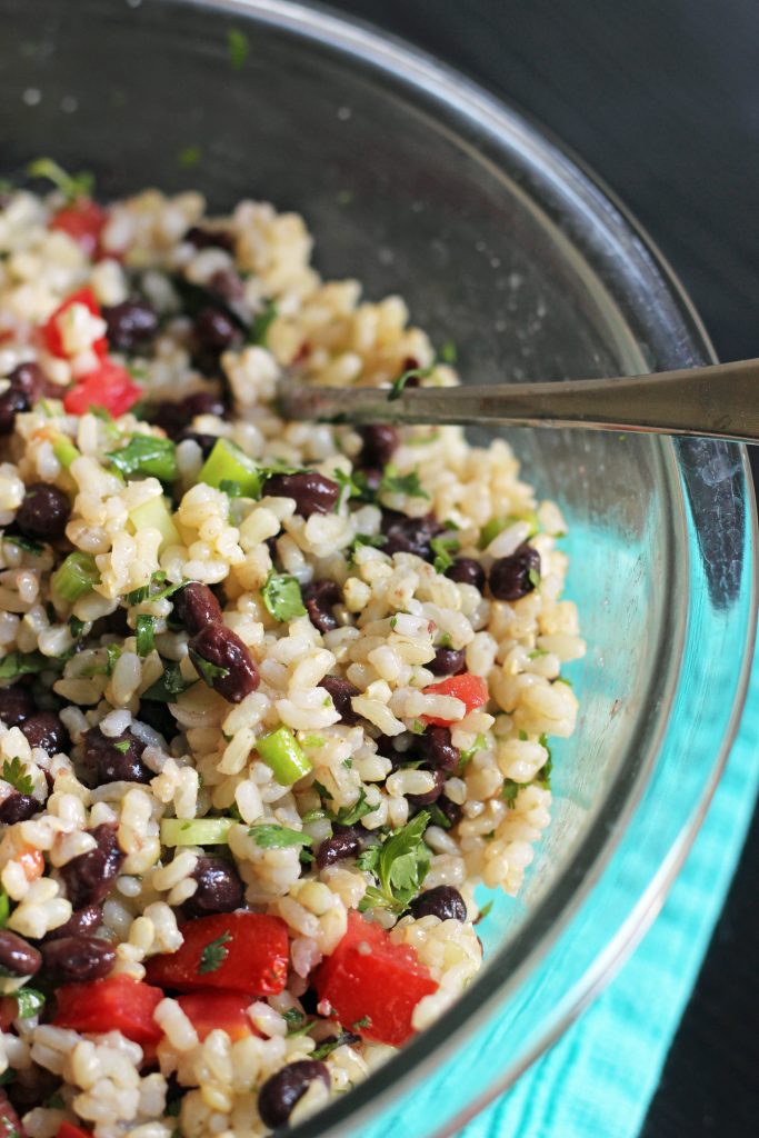 Un bol de Salade de Riz et de haricots