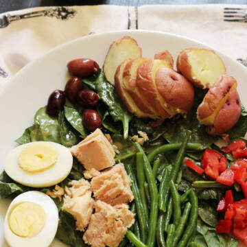 A plate of Salade Nicoise