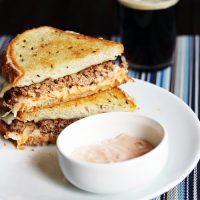 reuben patty melt with dipping sauce