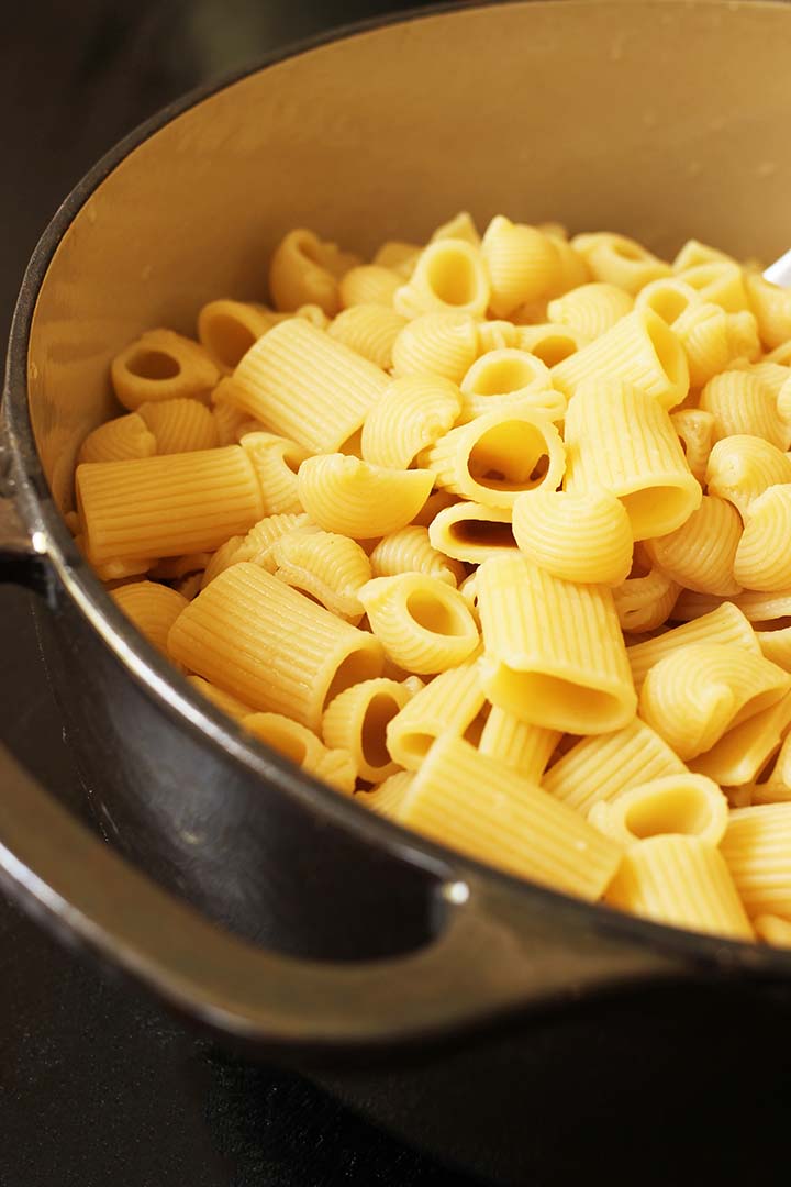 cooked tube pasta in black pot