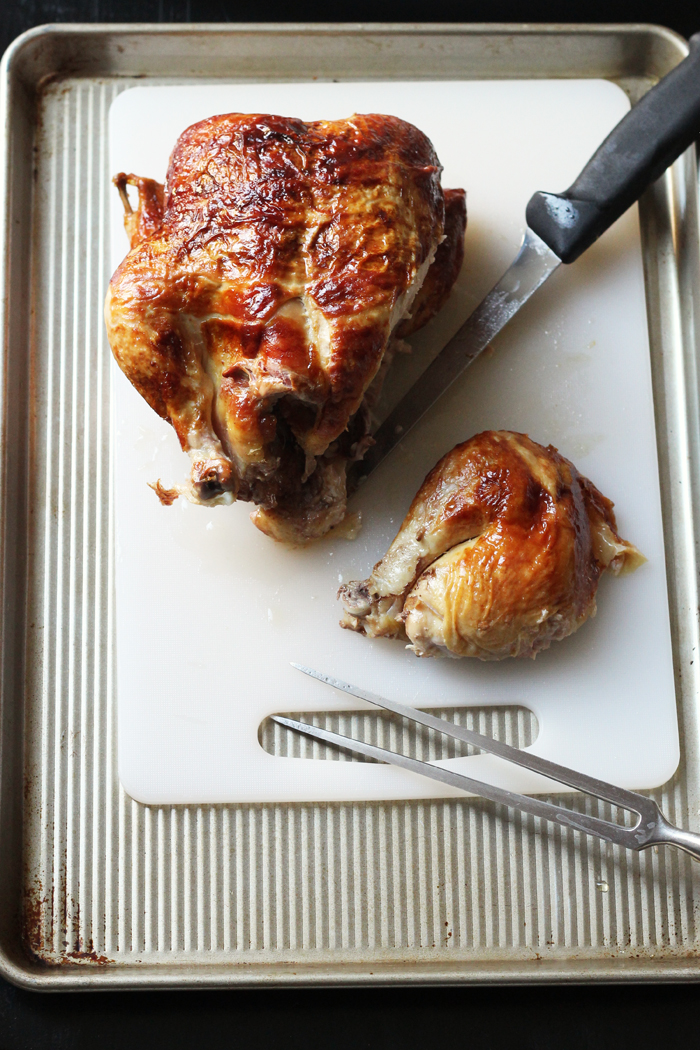 Bein vom ganzen Huhn abschneiden