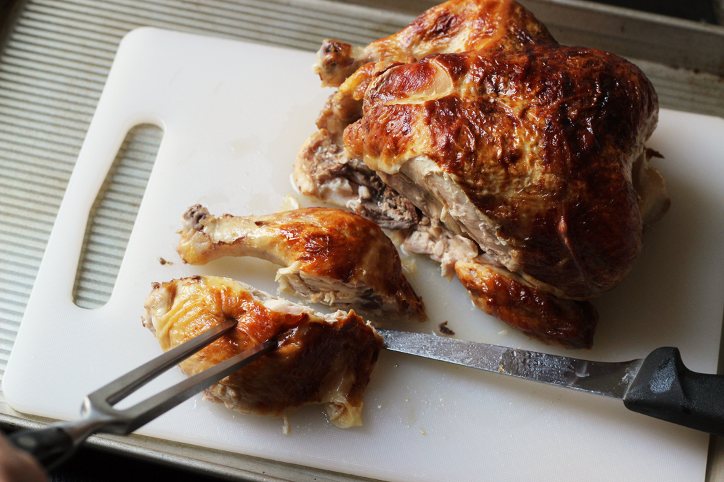 Brust und Keule vom ganzen Huhn abschneiden