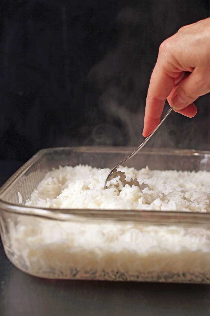 طريقة عمل الارز المعمر باللحم في المنزل Baked-rice-with-steam-and-forking