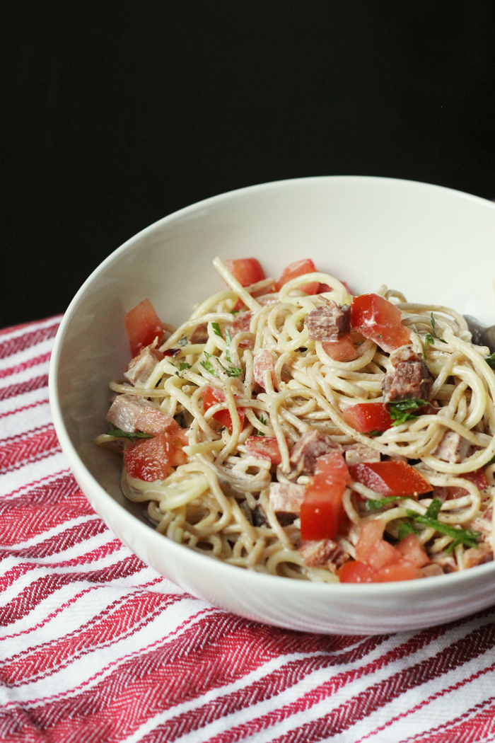 tazón de fideos cremosos con jamón