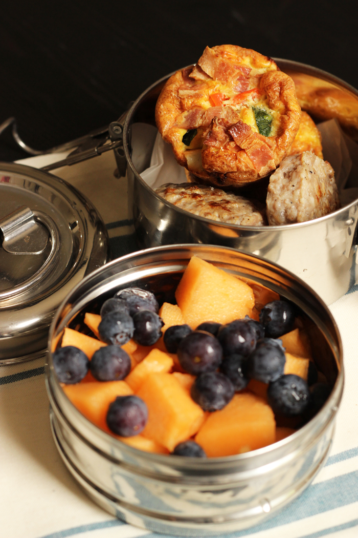 scatola tiffin con muffin alla frutta e uova