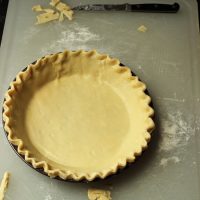 crimped pie crust in pie plate