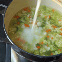 una pentola di zuppa, con latte