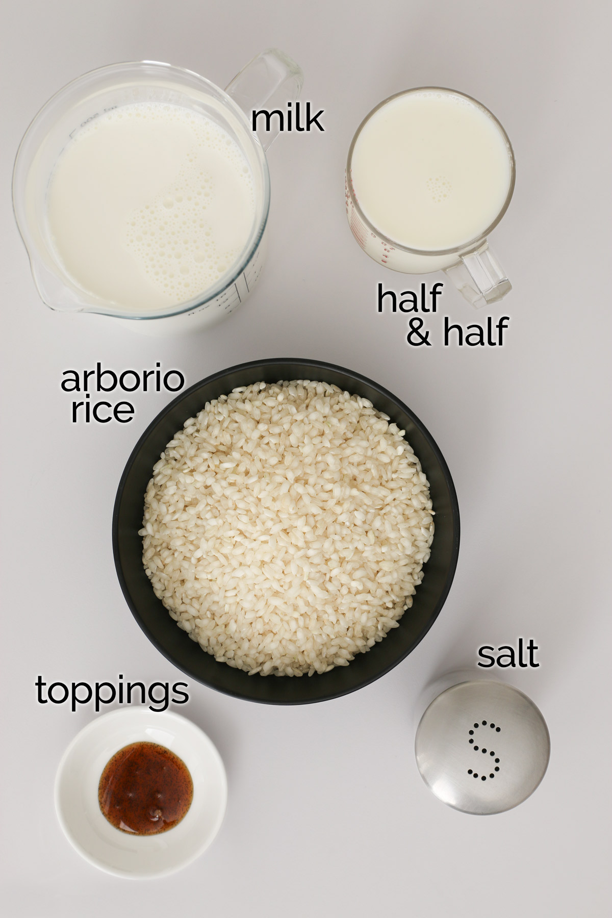 składniki na kleisty ryż na białym blacie.