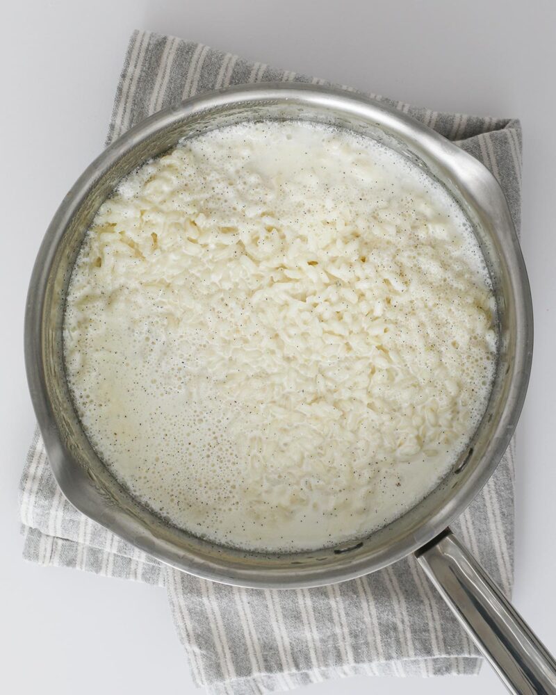 ryż gotowany w mleku, przed puchnięciem.