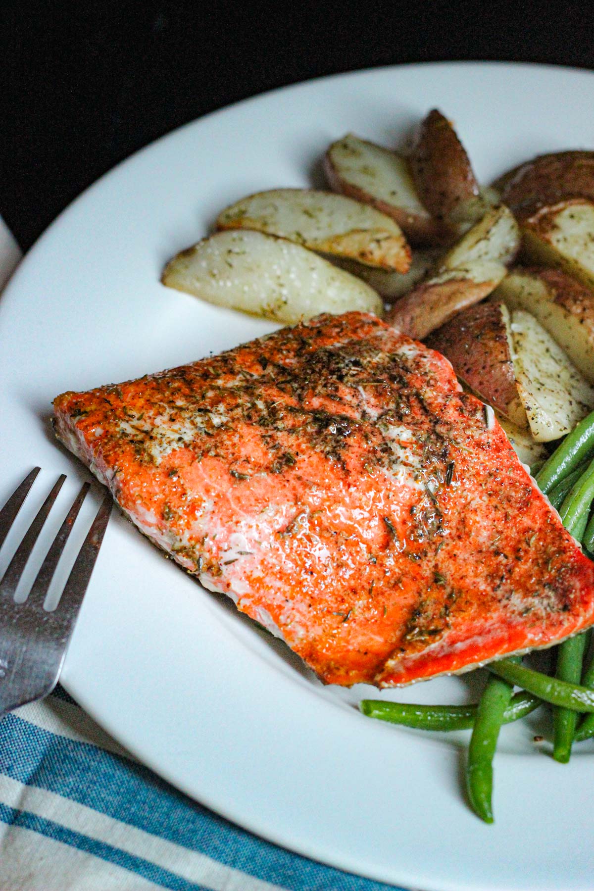 https://goodcheapeats.com/wp-content/uploads/2021/08/fish-rub-plated-salmon.jpg