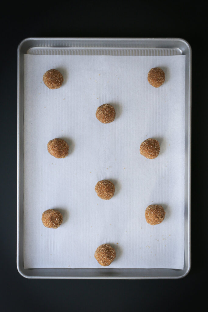 the rolled dough balls on the tray.