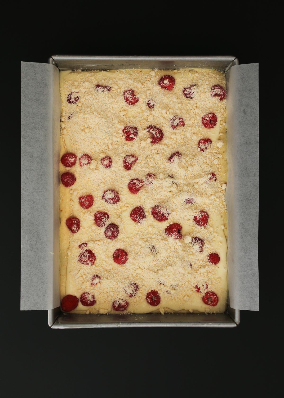 streusel topping sprinkled over raspberry layer.