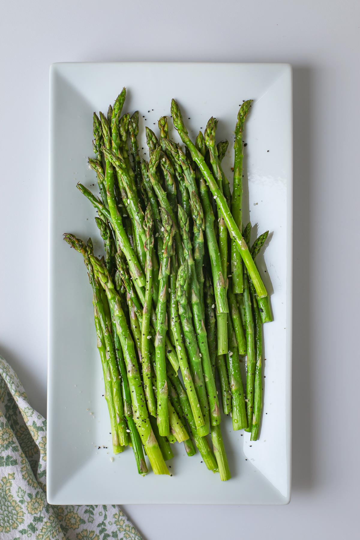 the finished asparagus with Everything seasoning on a rectangular platter.