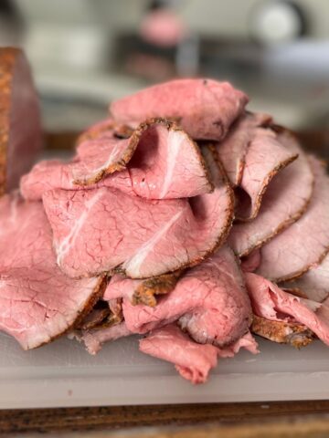 sliced roast beef on cutting board.